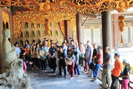 Các hãng lữ hành quốc tế gửi khách đến Việt Nam tham quan chùa Bái Đính (Ninh Bình)